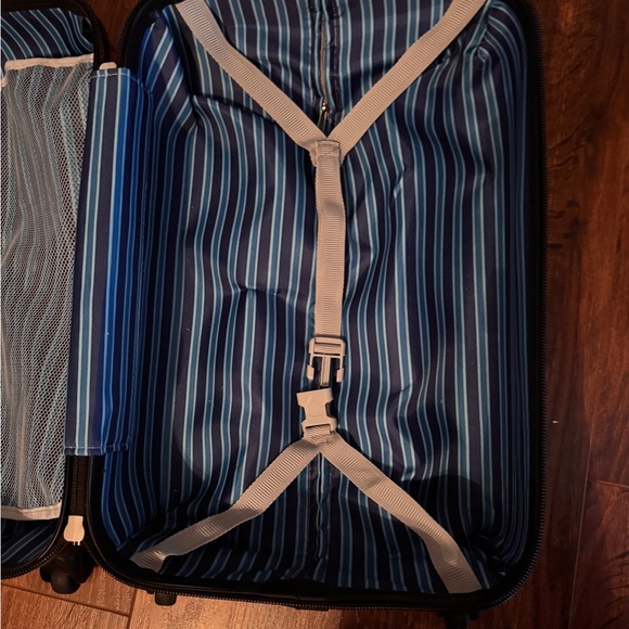 Heys Carryon and Cosmetic Bag Set - Picture 3 of 12